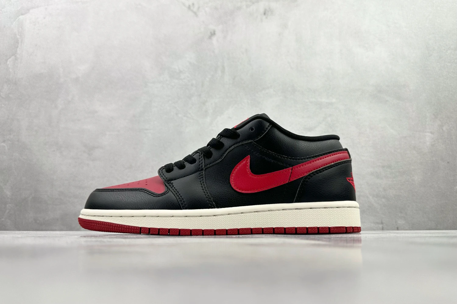Jordan Low Sneaker – Black & Red
