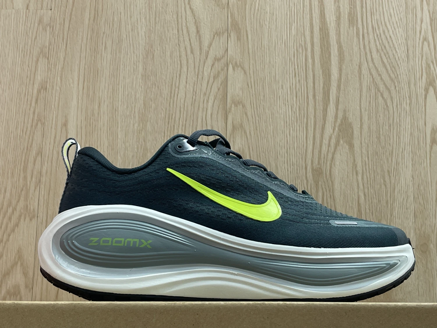 Nike Run Vomero Plus – Dark Grey / Volt Yellow / White