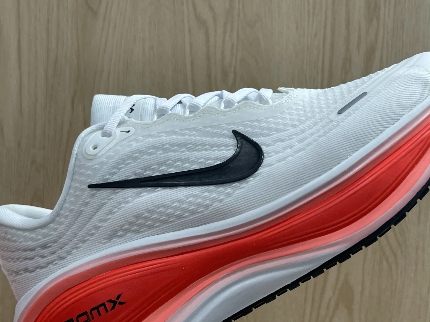Nike Run Vomero Plus – White / Bright Crimson