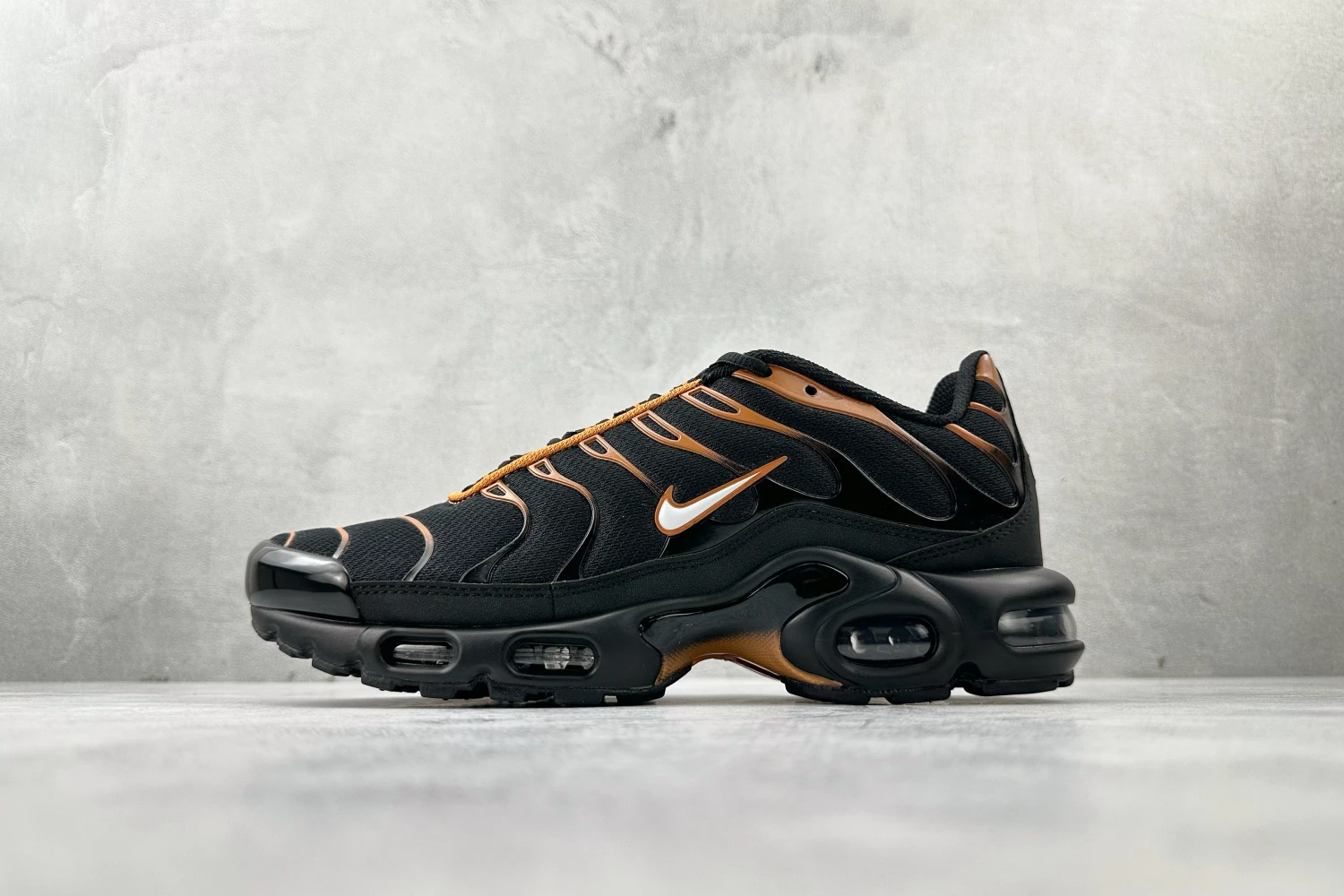 Nike Air Max Plus TN – Black & Copper Bronze