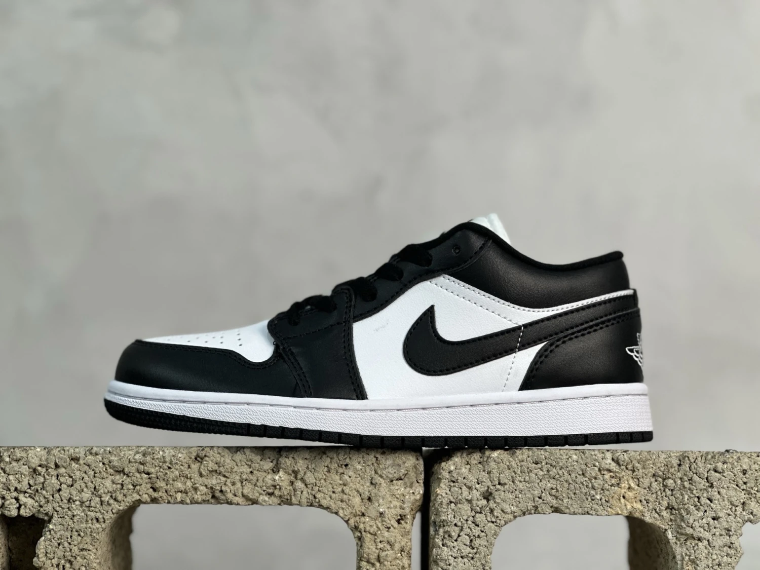 Air Jordan Low – Black & White Edition