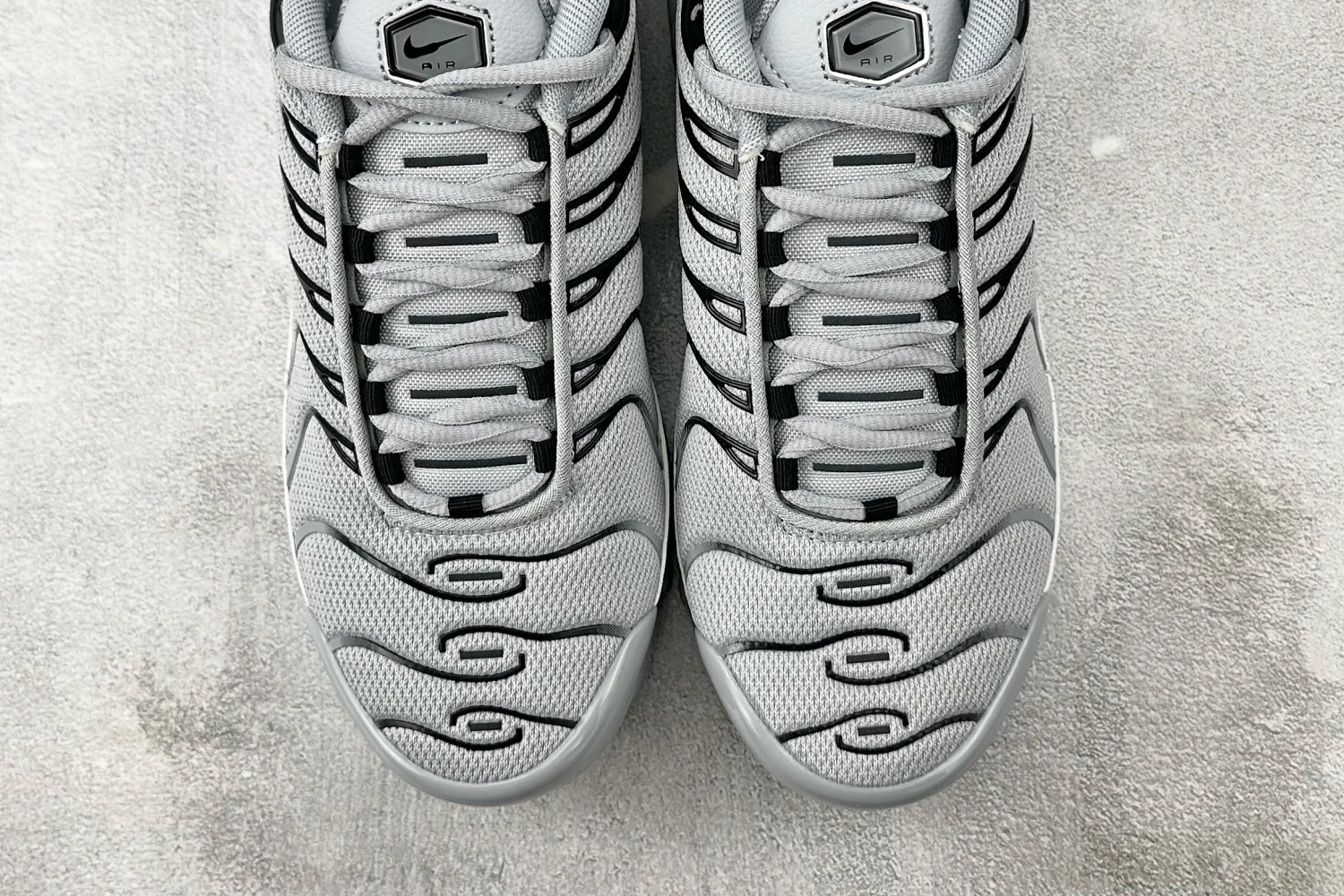 Nike Air Max Plus TN – Light Grey & Black