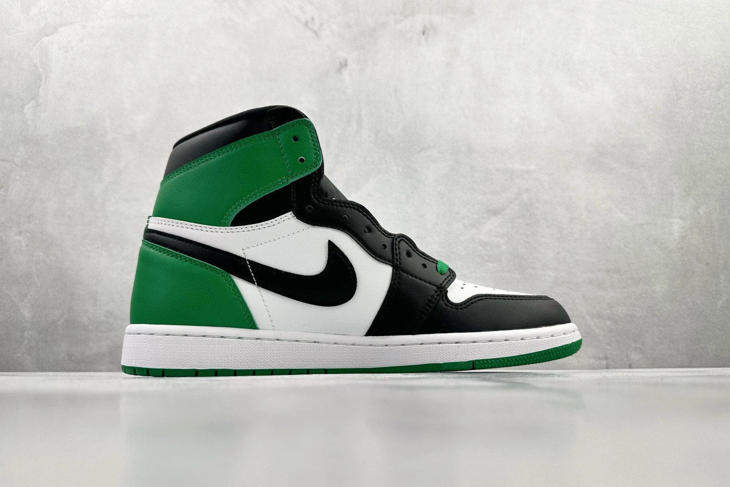 Air Jordan 1 High OG Lucky Green Sneaker