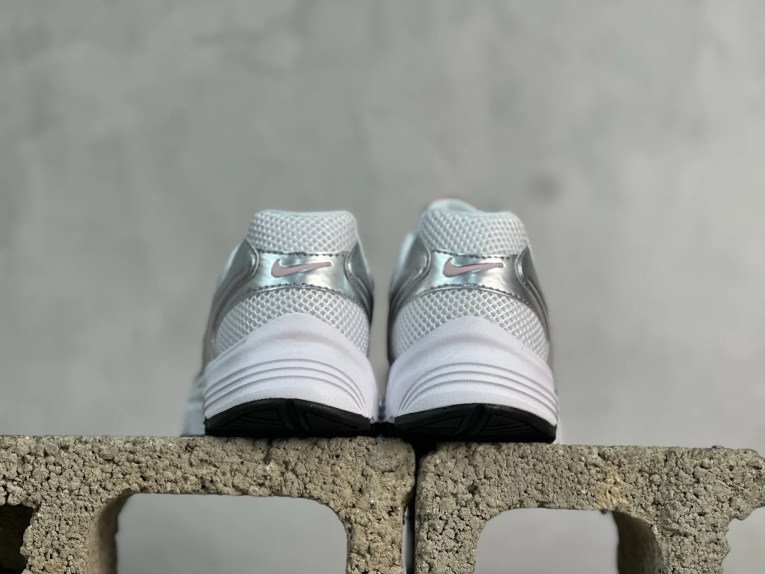 Nike Vomero 20 Sneakers – White, Silver & Soft Pink