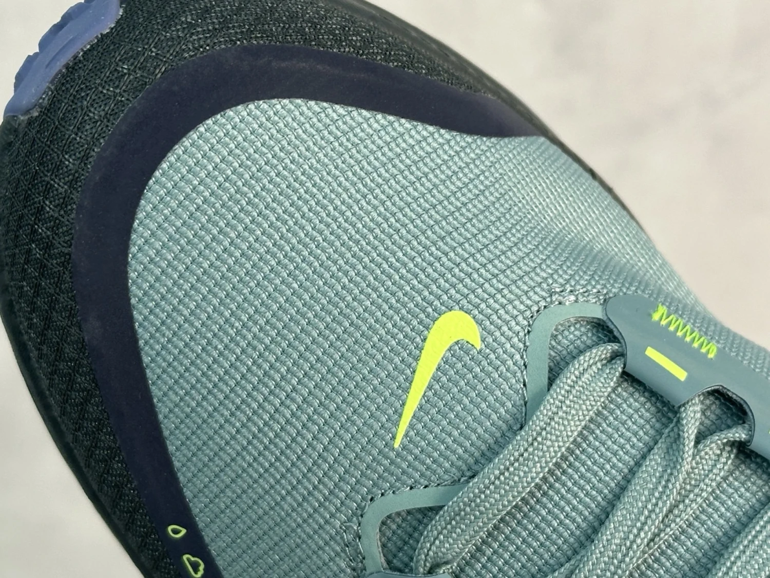 Nike Vomero 18 GORE-TEX – Cool Grey, Volt & Black