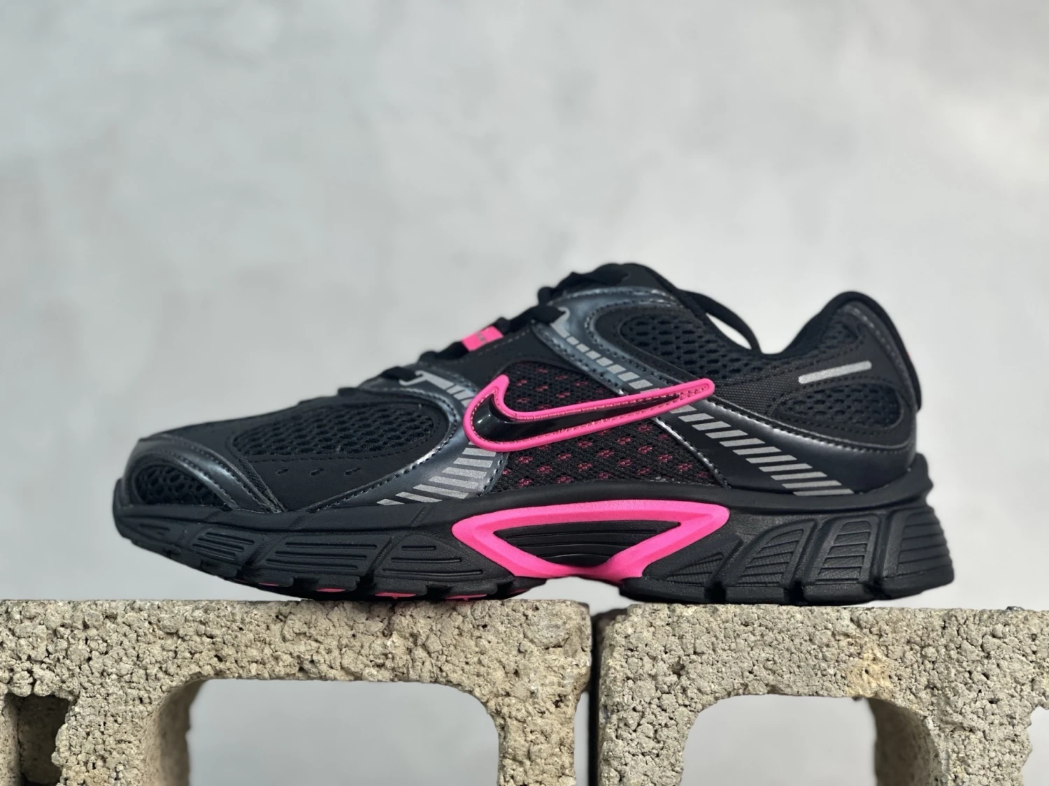 Nike Air Max Moto 2K – Triple Black & Hyper Pink