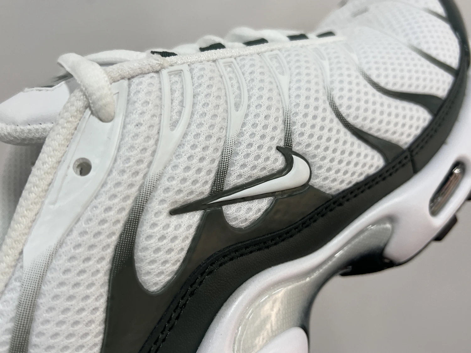 Nike Air Max Plus TN – White & Dark Forest Green