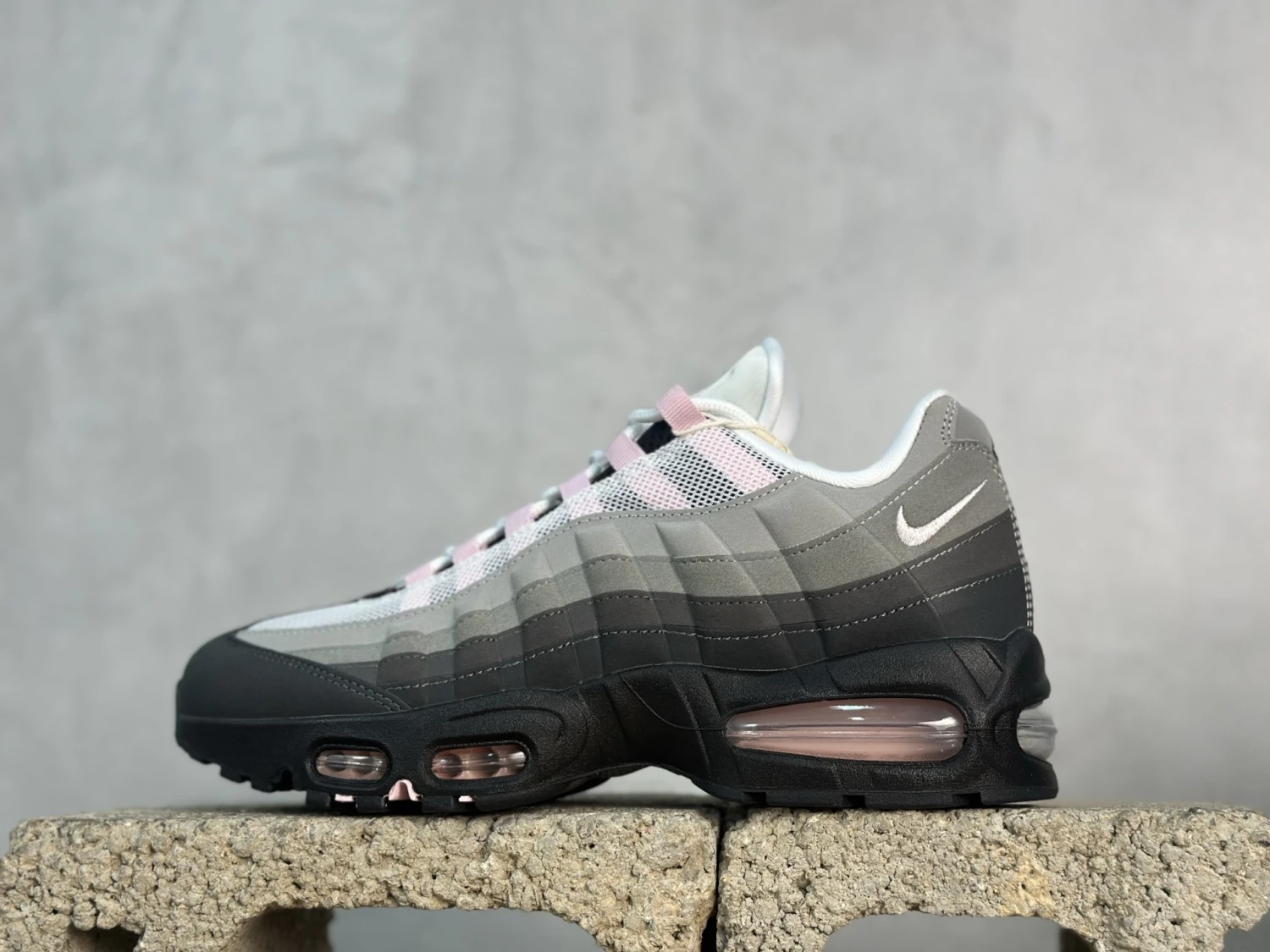 Nike Air Max 95 Sneakers – White, Black, Grey & Soft Pink