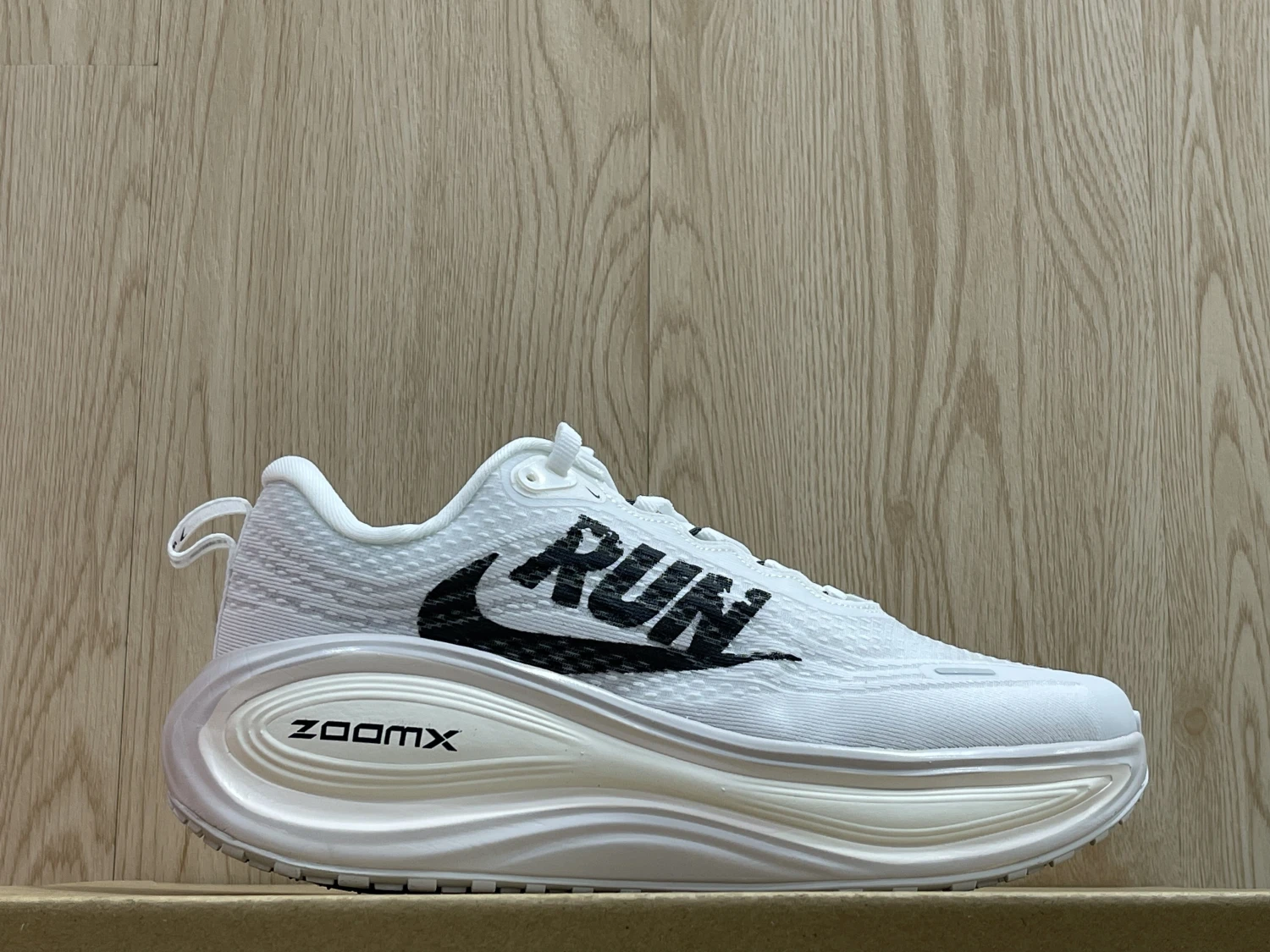 Nike Run Vomero Plus – White / Black