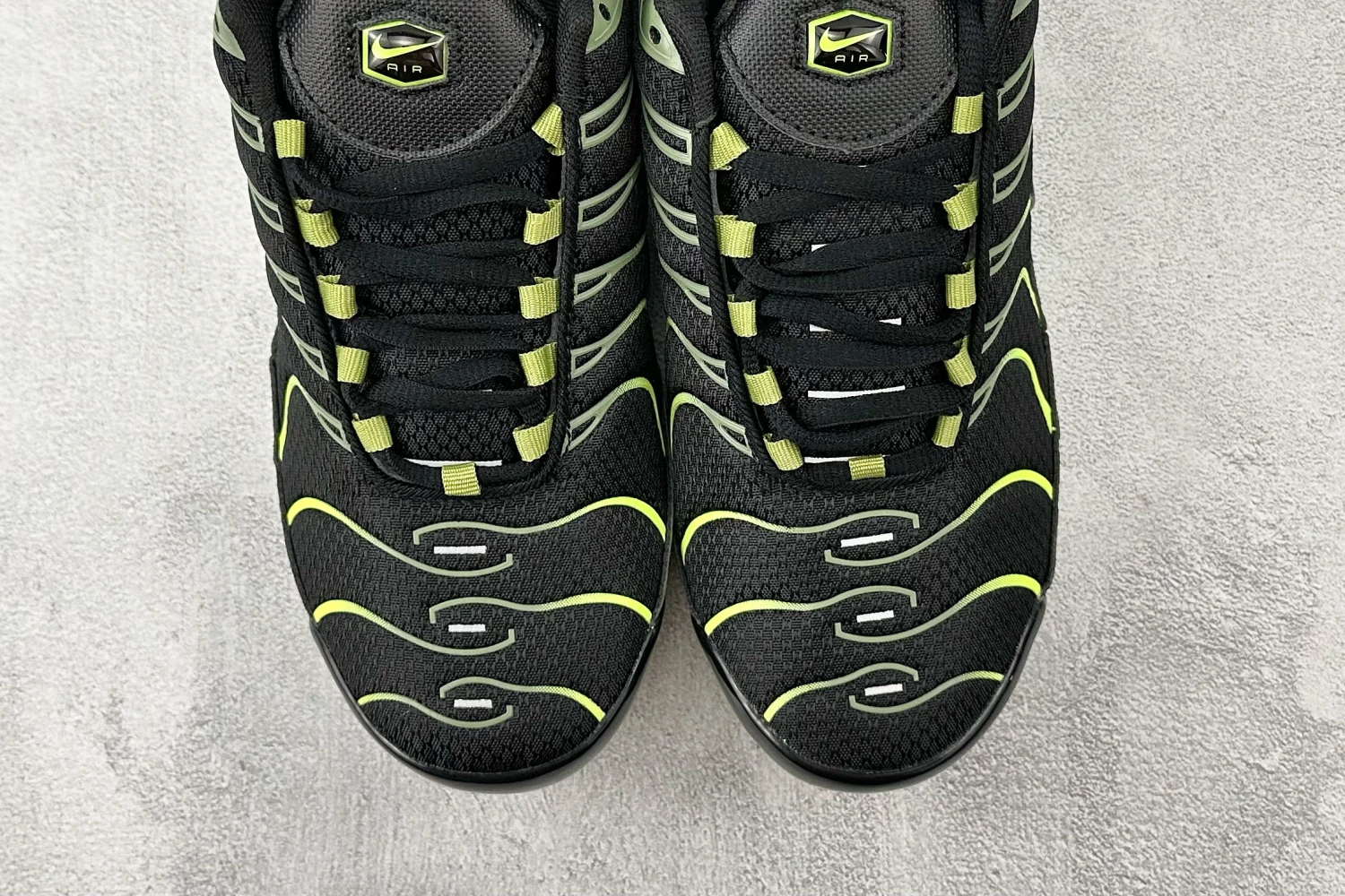 Nike Air Max Plus TN – Black, Cool Grey & Volt Green