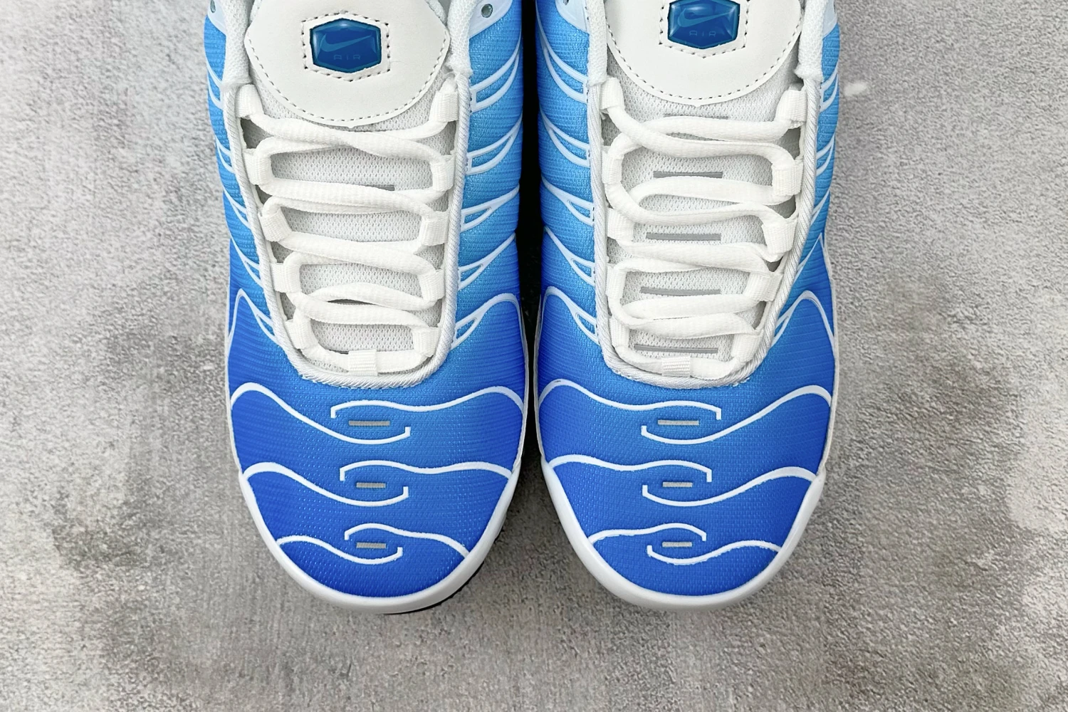 Nike Air Max Plus TN – White / Sky Blue / Royal Blue Gradient