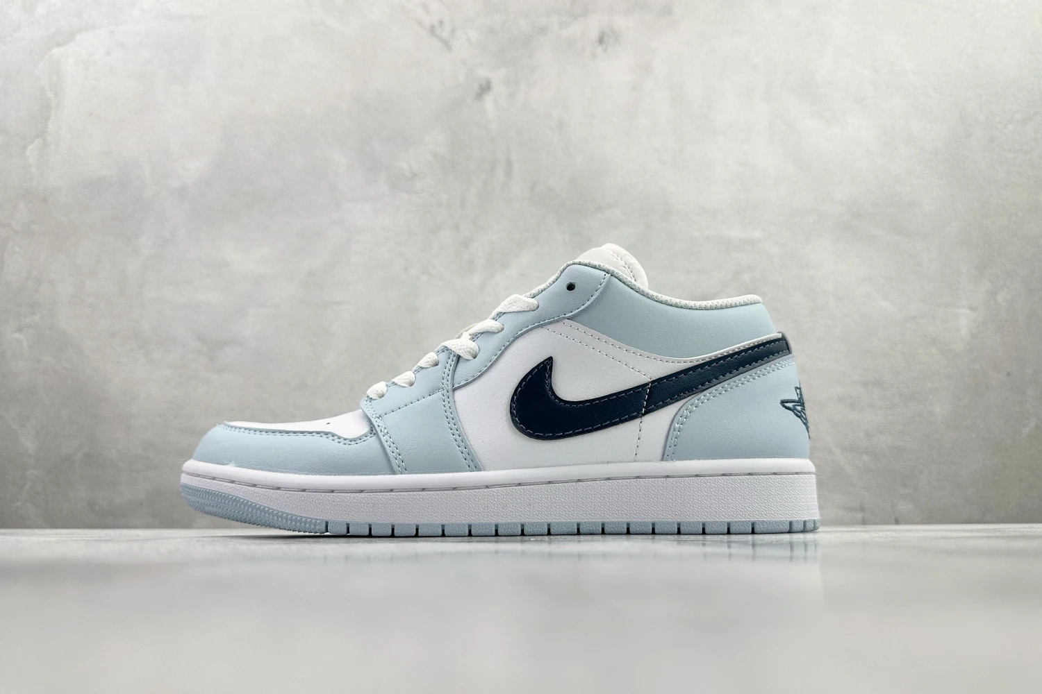 Jordan Low Sneaker – Ice Blue & White