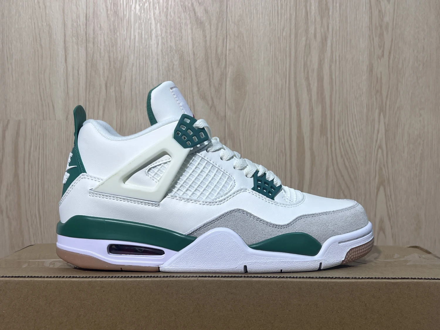 Air Jordan 4 Retro Pine Green Sneaker – Classic White Green Edition