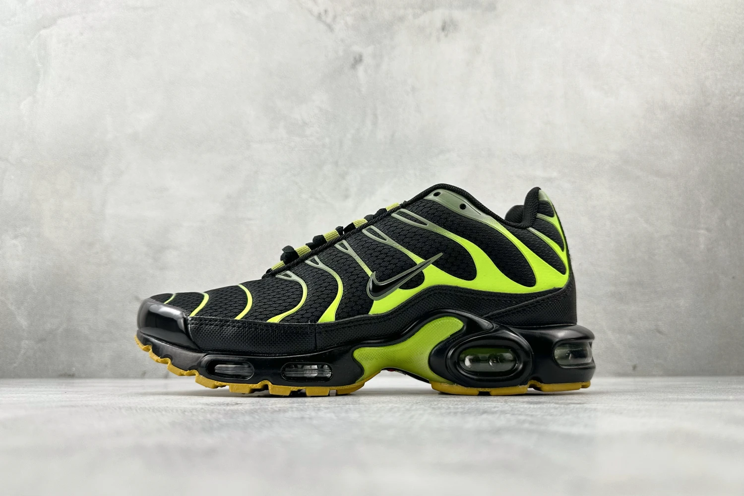 Nike Air Max Plus TN – Black, Cool Grey & Volt Green