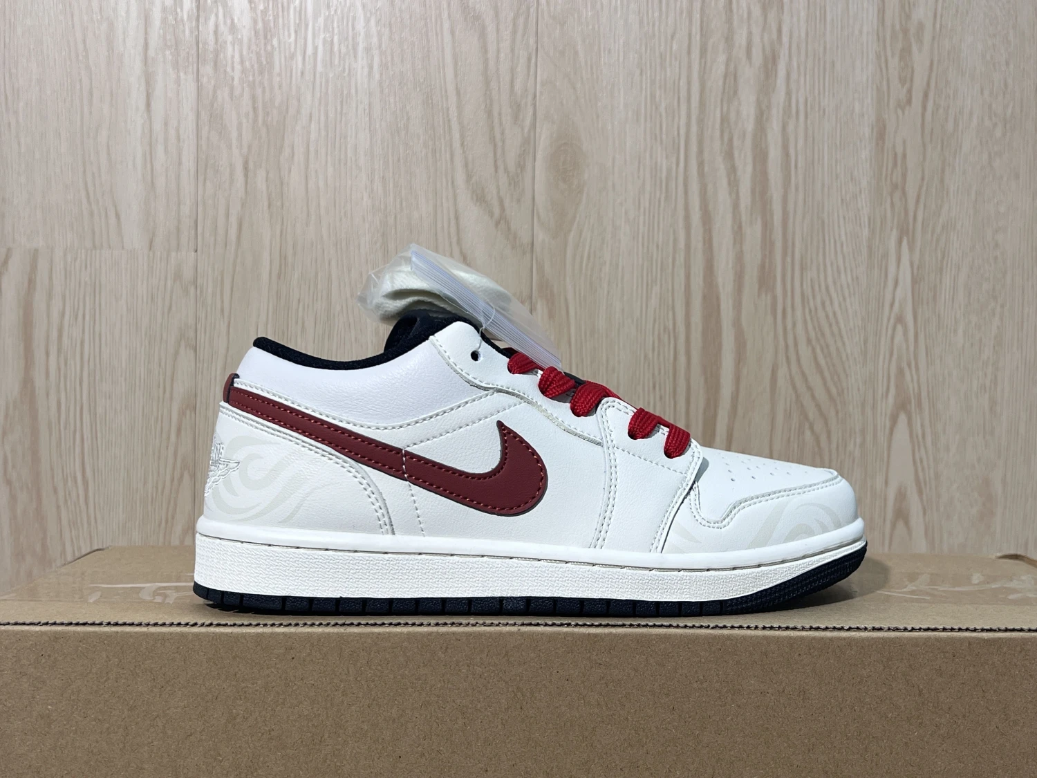 Air Jordan 1 Low White Red Sneaker – Classic Streetwear Edition