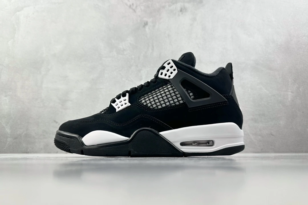 Jordan Sneakers Triple Black Edition