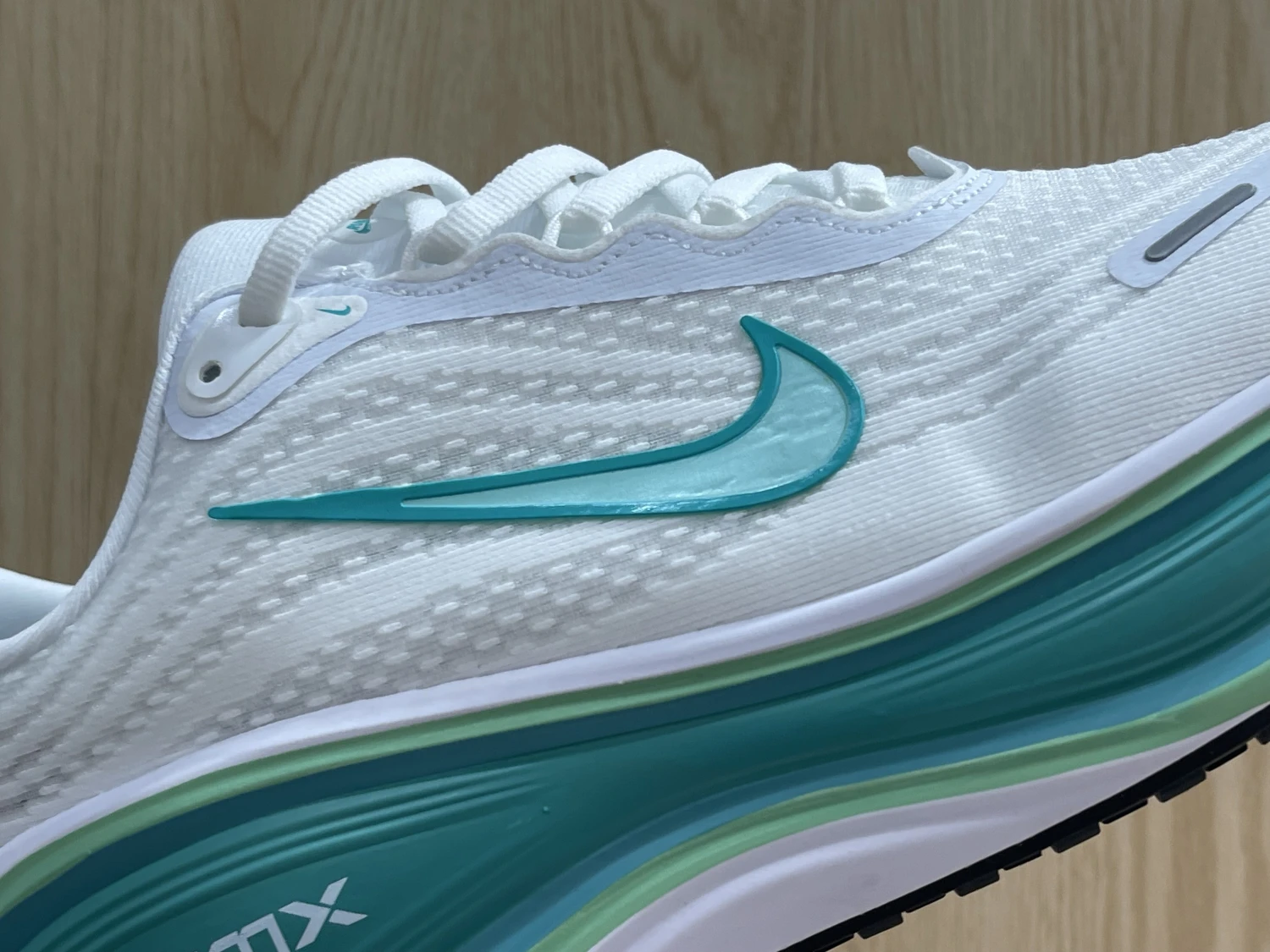 Nike Run Vomero Plus – White / Aqua Teal