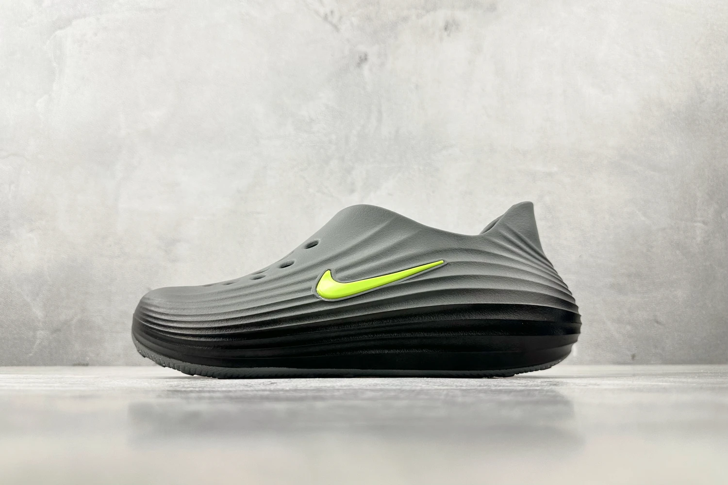 Nike ReactX Clog – Dark Grey & Volt Green