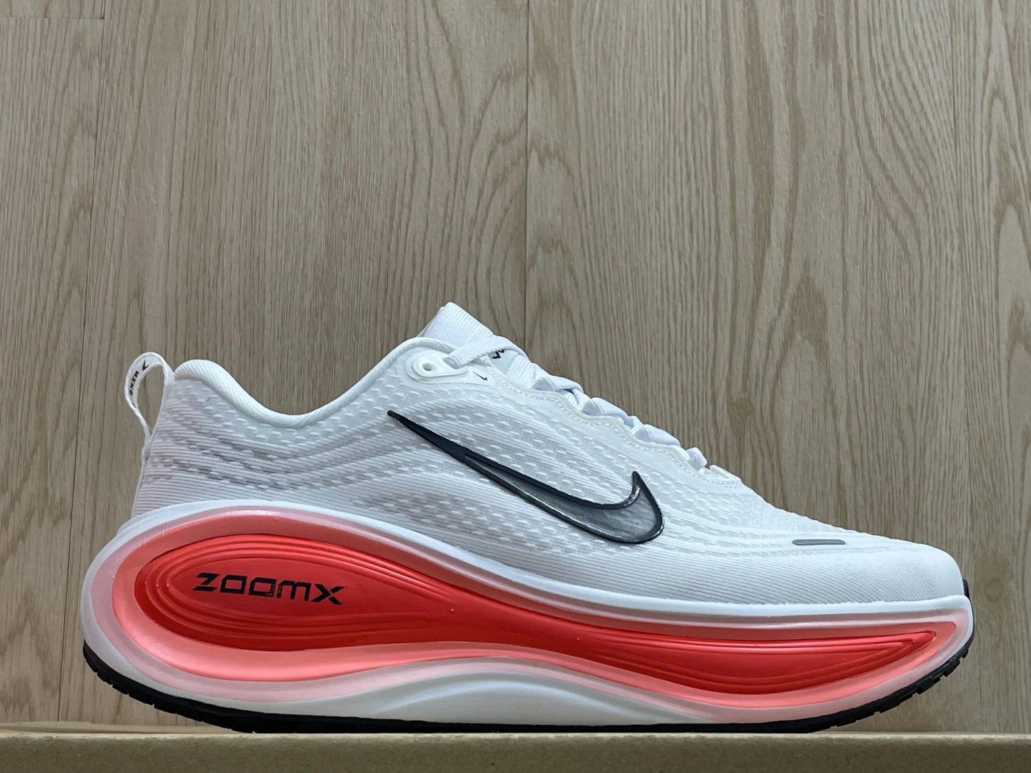 Nike Run Vomero Plus – White / Bright Crimson