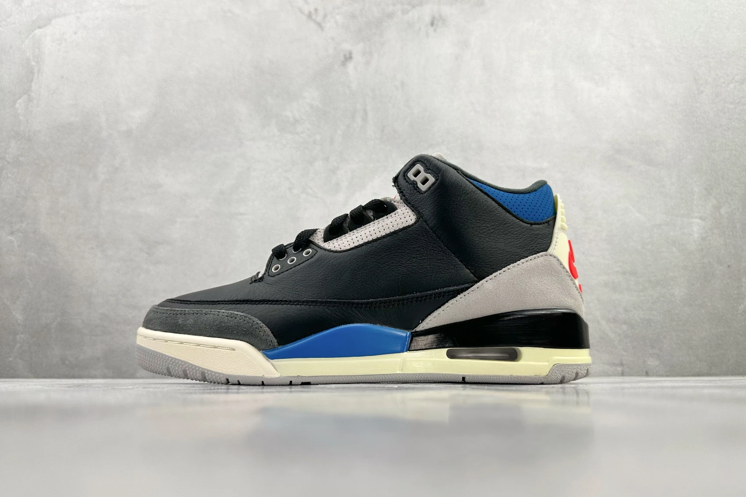 Air Jordan Retro – Black, Cement Grey & Varsity Red Sneakers