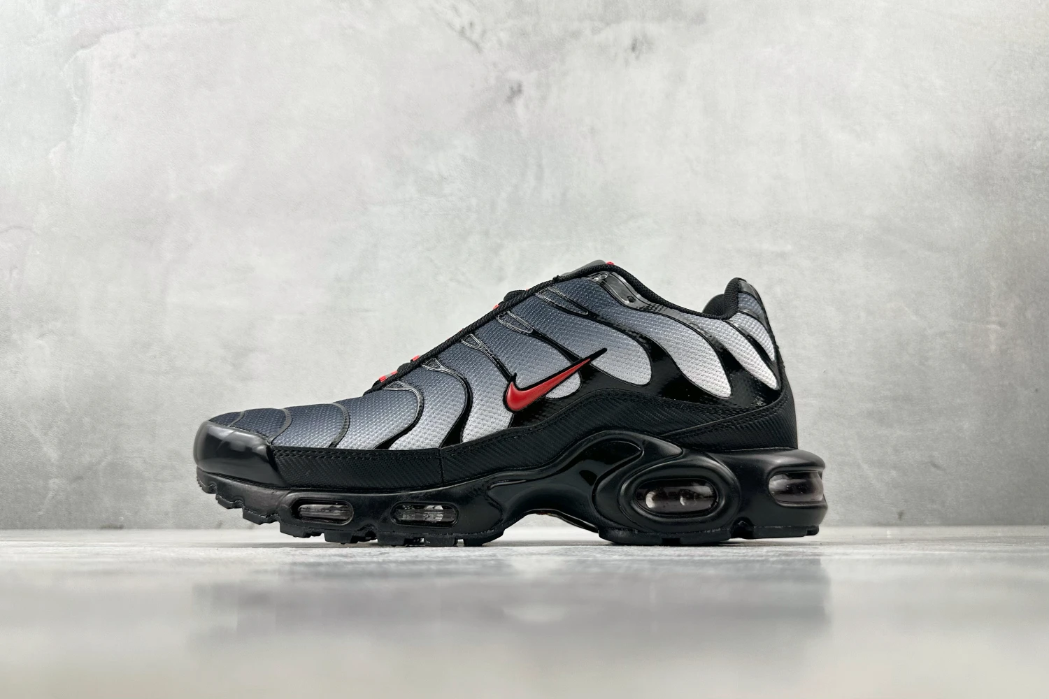 Nike Air Max Plus TN – Black / Dark Grey / Red