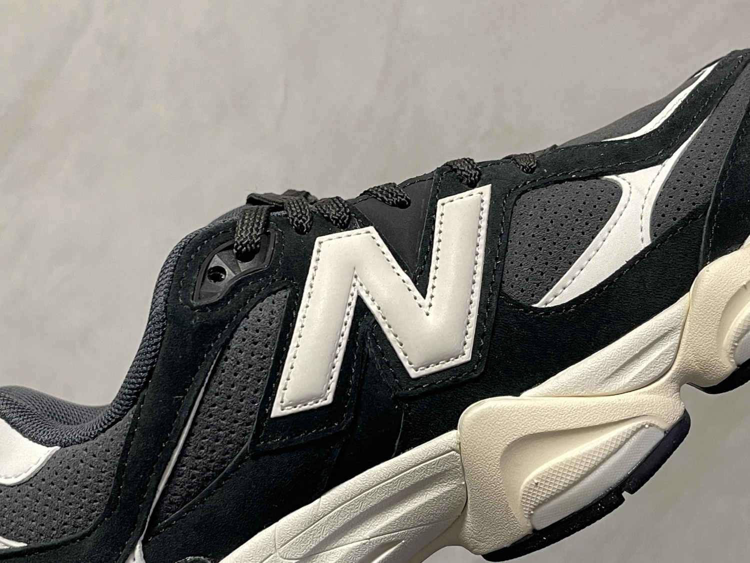 New Balance Black & White Chunky Lifestyle Sneakers – Premium Retro Streetwear Running Shoes