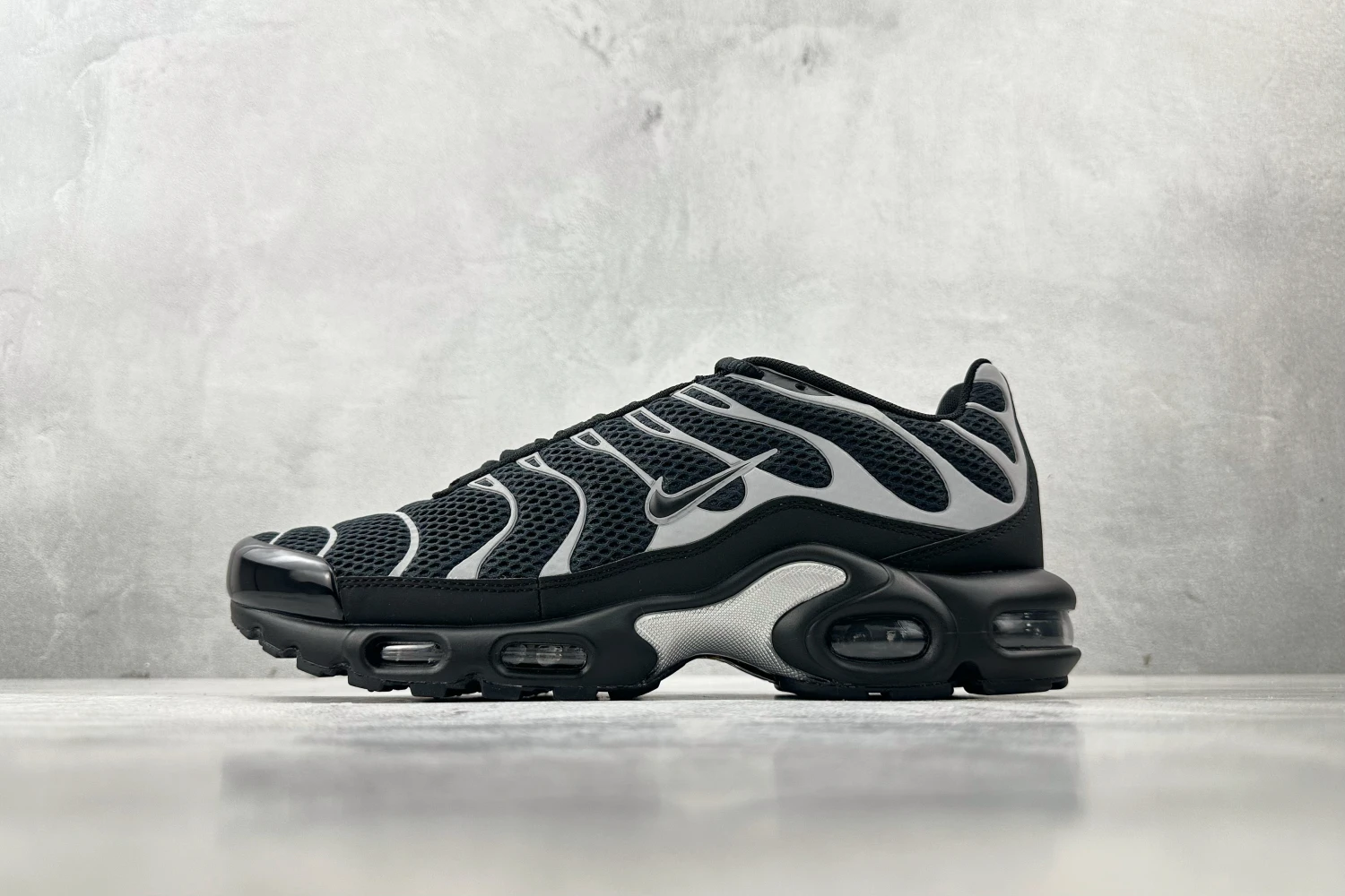 Nike Air Max Plus TN – Black, Silver & Grey