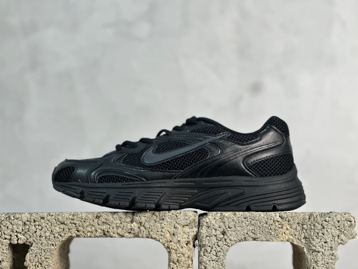 Nike Vomero Sneakers – Triple Black