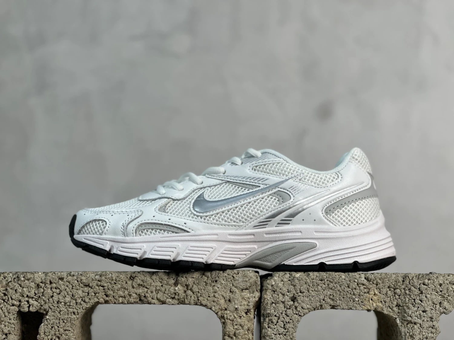 Nike Vomero 20 Running Shoes – White & Silver