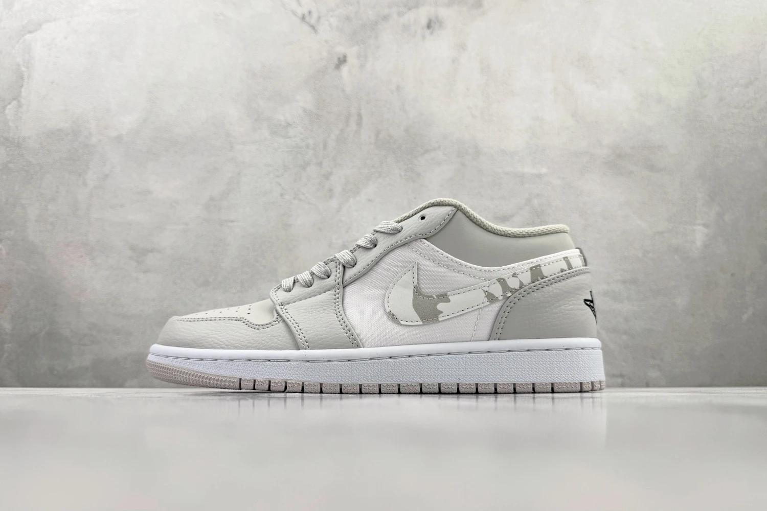 Air Jordan Low Triple Ice