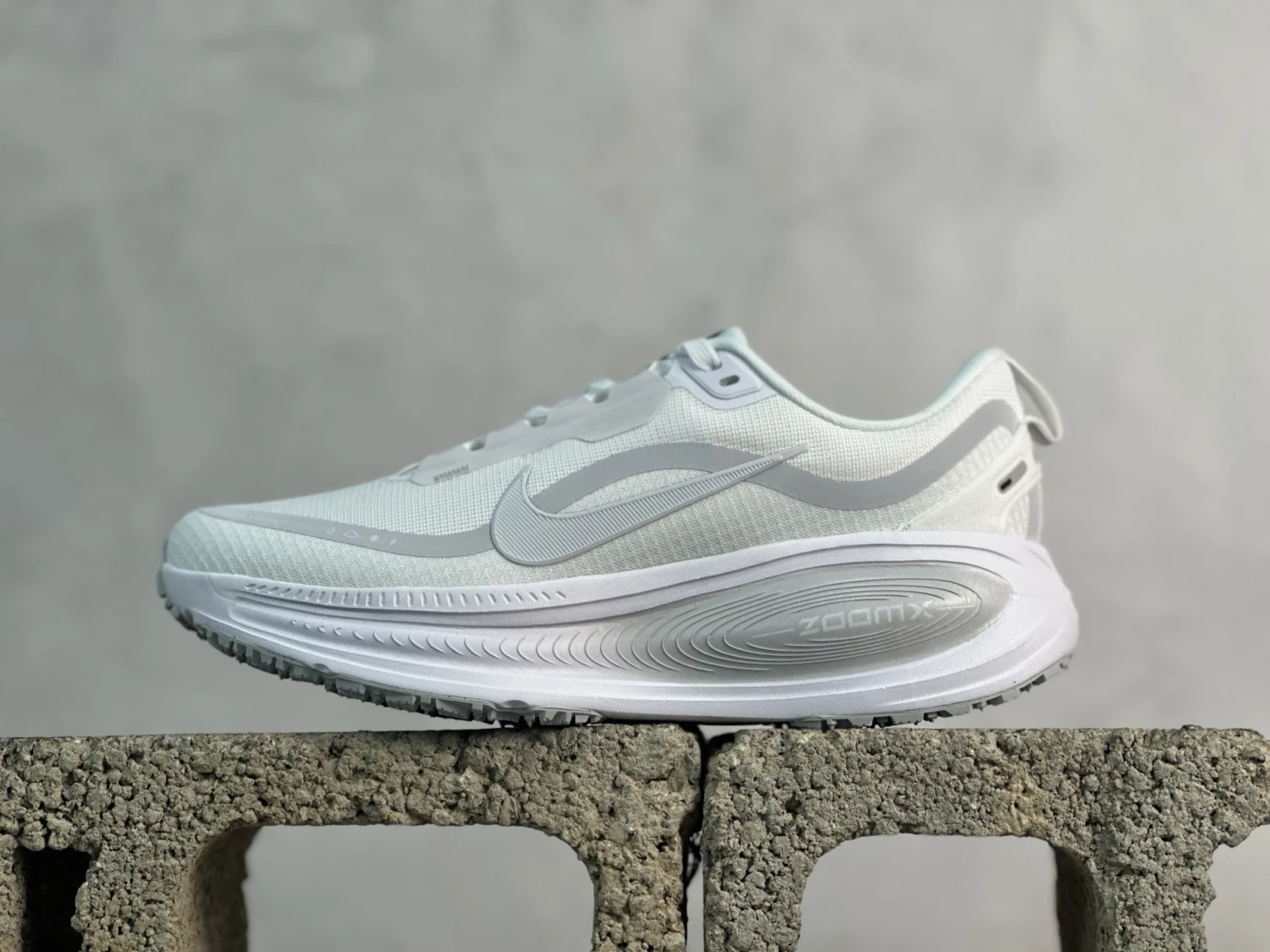 Nike Vomero 18 Gore-Tex Road Running Shoes – Triple White