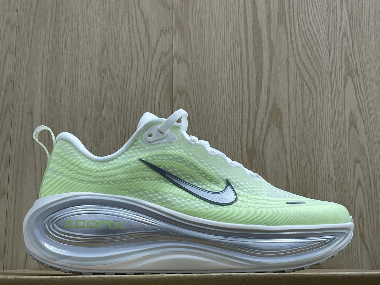 Nike Run Vomero Plus – White / Volt Green / Silver