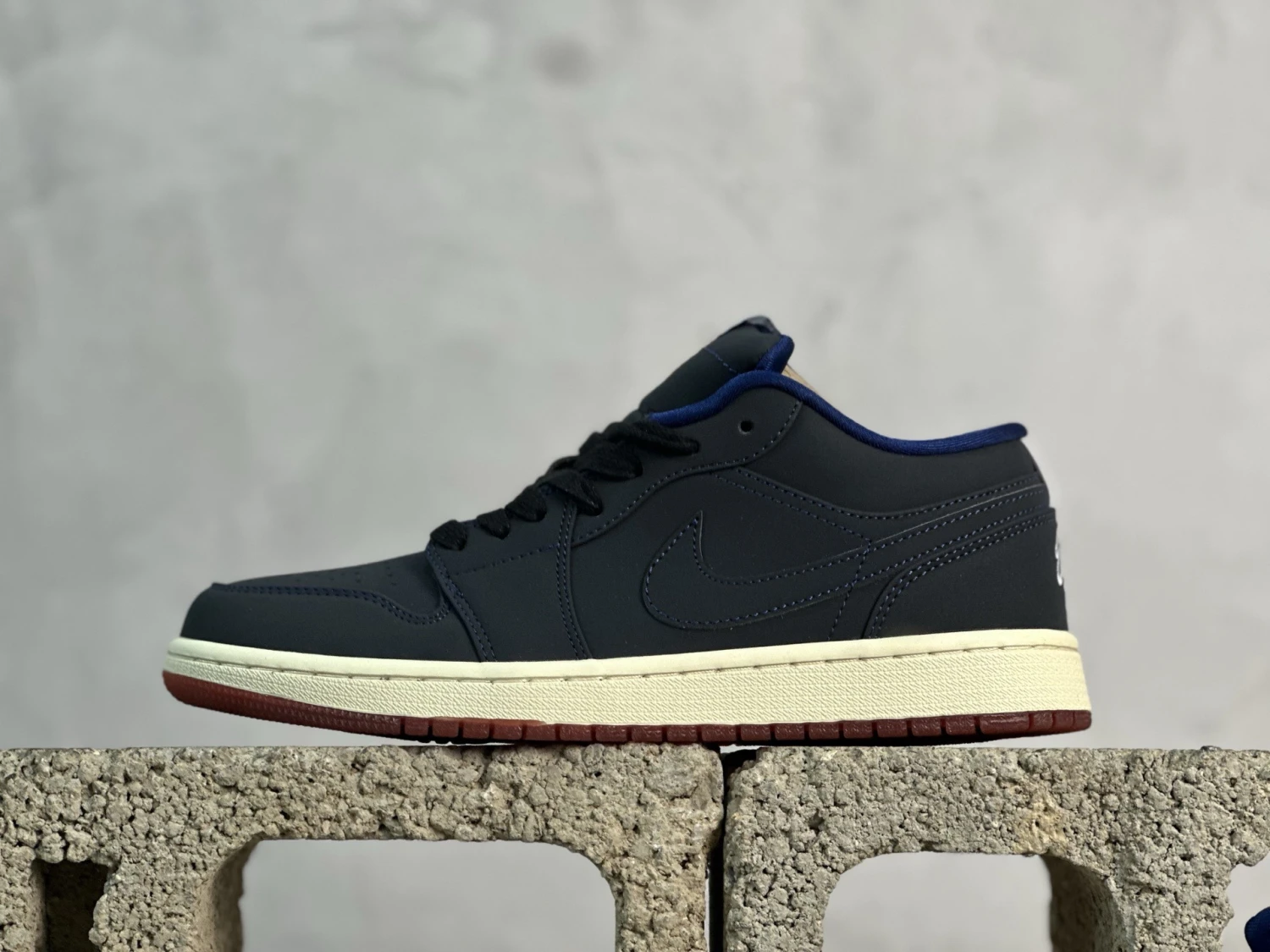 Air Jordan Low – Midnight Navy Edition