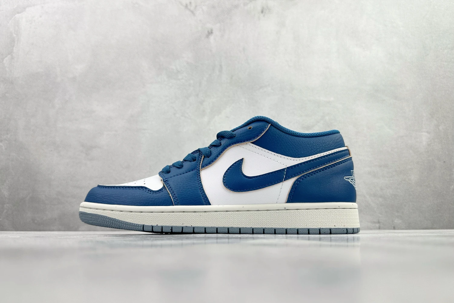 Jordan Low Sneaker – Royal Blue & White