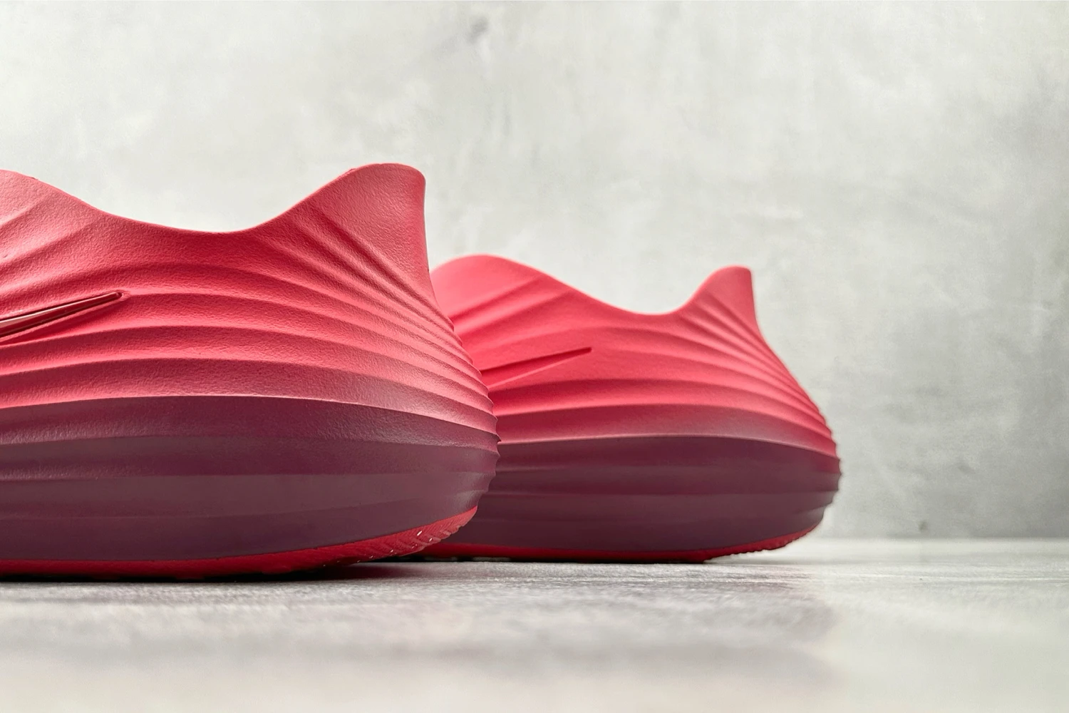 Nike ReactX Clog – Crimson Red
