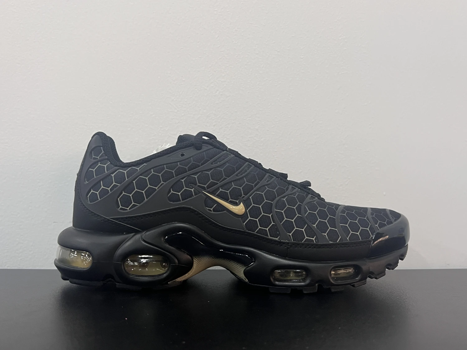Nike Air Max Plus Hex Grid Sneakers – Premium Black Gold Tuned Air Streetwear Running Shoes