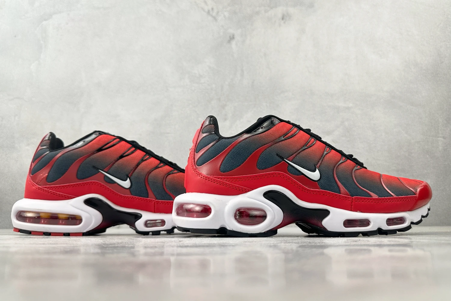 Nike Air Max Plus TN Red Black Gradient Running Sneakers