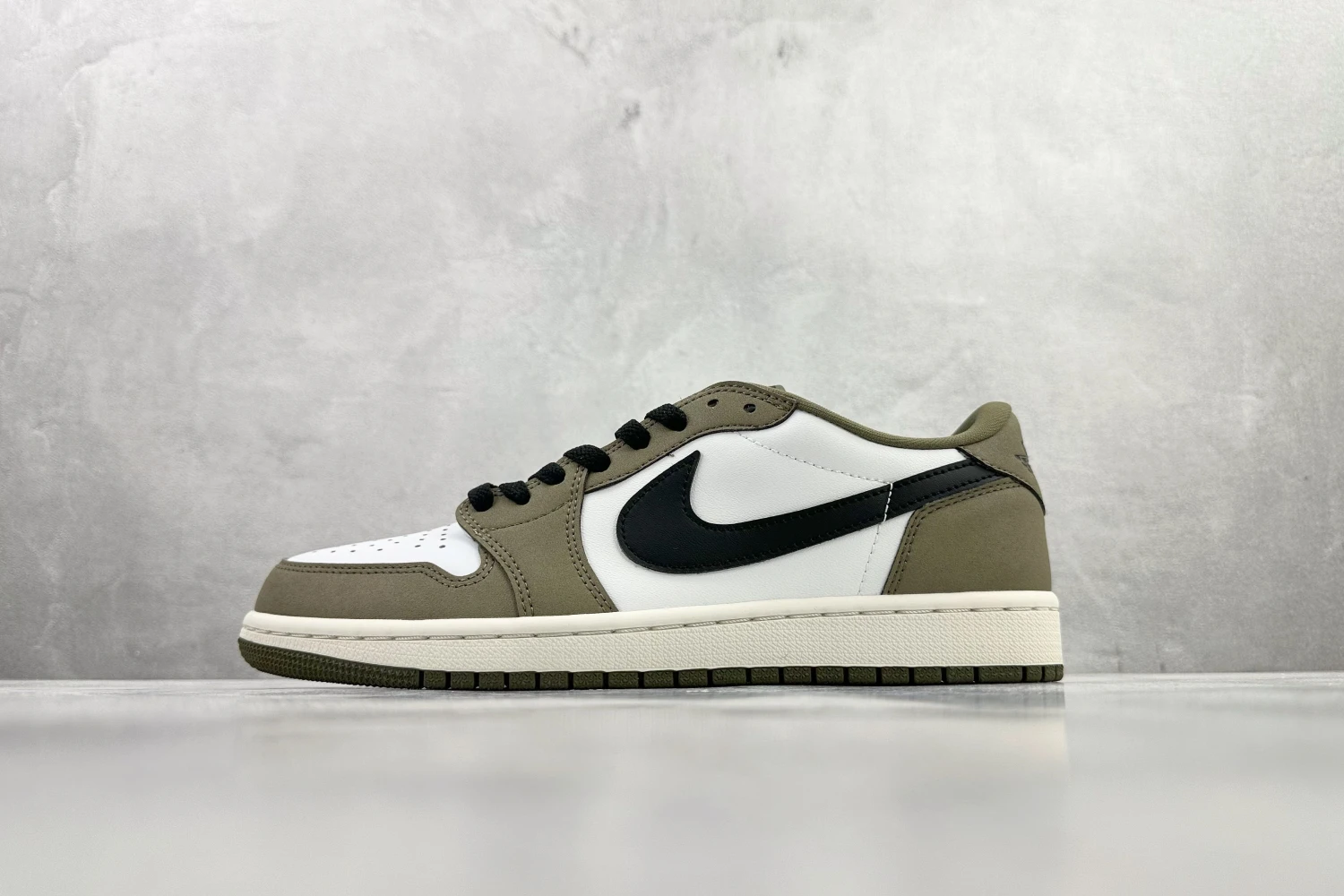 Nike Air Sneaker – Olive Green & White