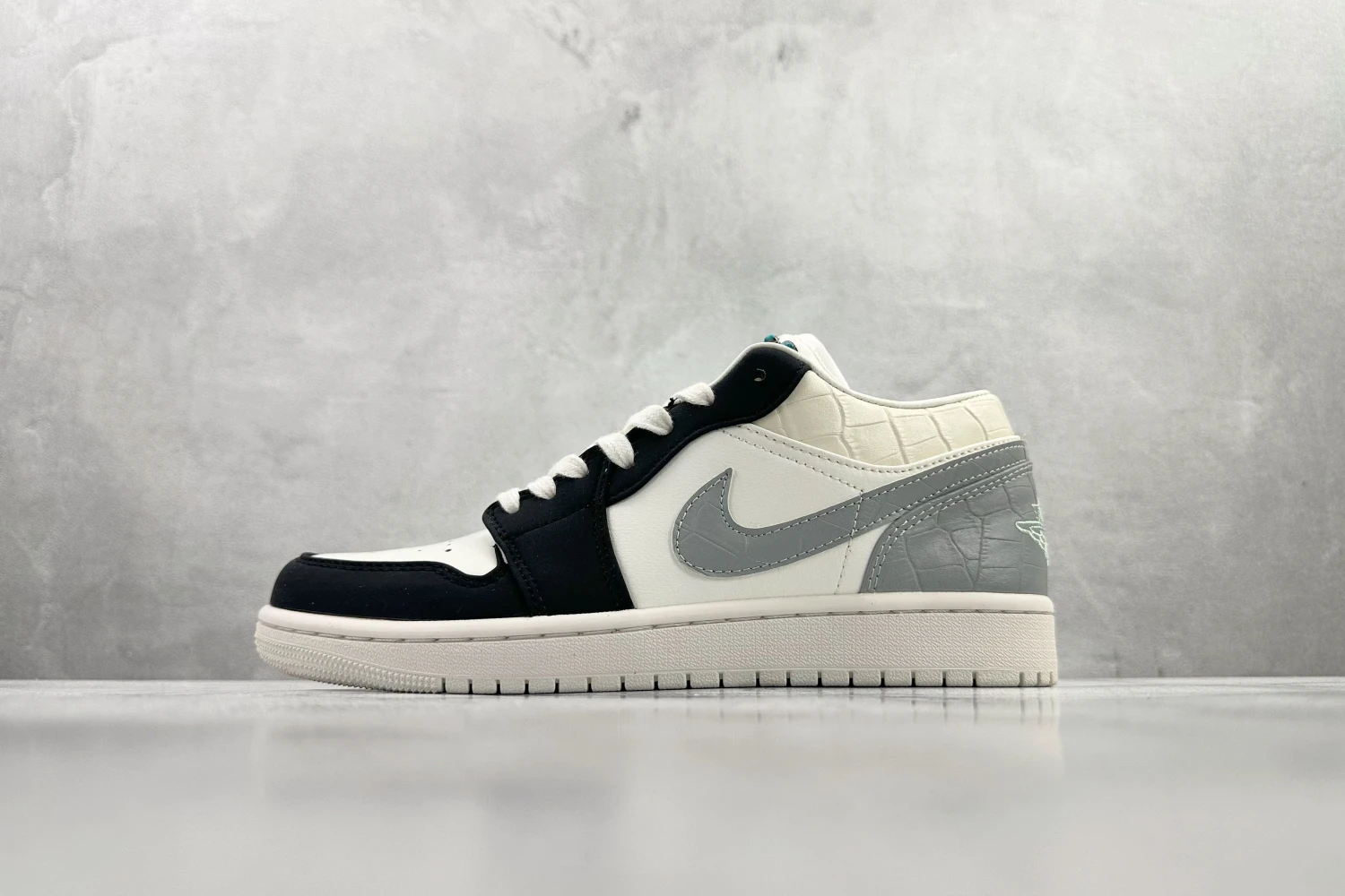 Jordan Low Black & White Premium Sneaker
