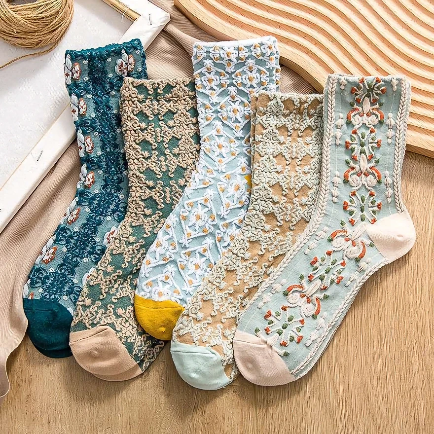 5 Pairs of Retro Three-Dimensional Relief Socks for Women - Slim & Cute