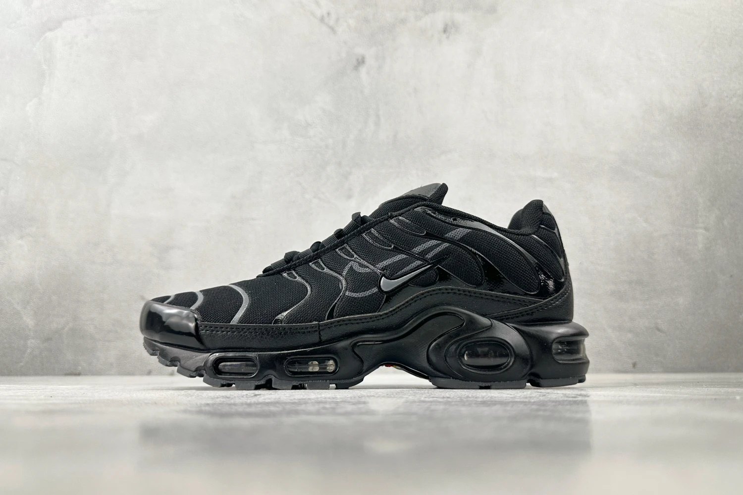 Nike Air Max Plus TN – Triple Black / Dark Grey