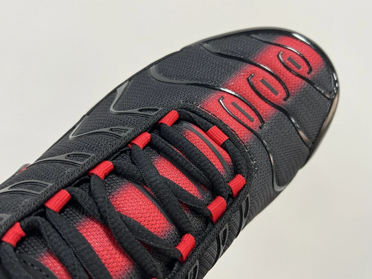 Nike Air Max Plus TN – Black & Crimson Red Gradient