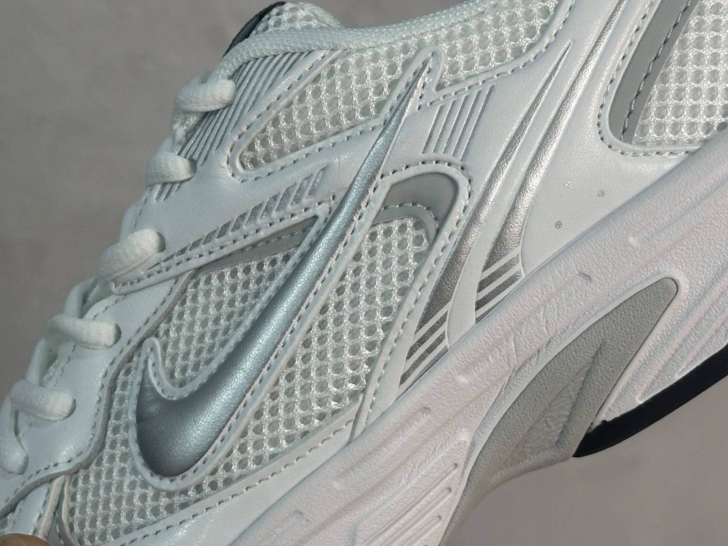 Nike Vomero 20 Running Shoes – White & Silver