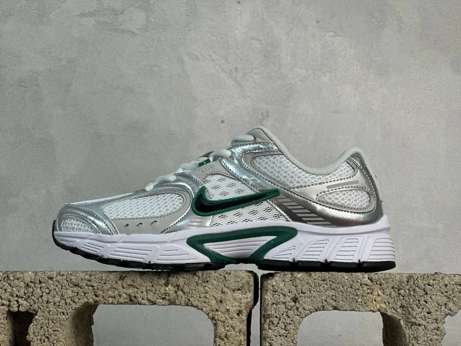 Nike Air Max Moto 2K – White, Metallic Silver & Emerald Green