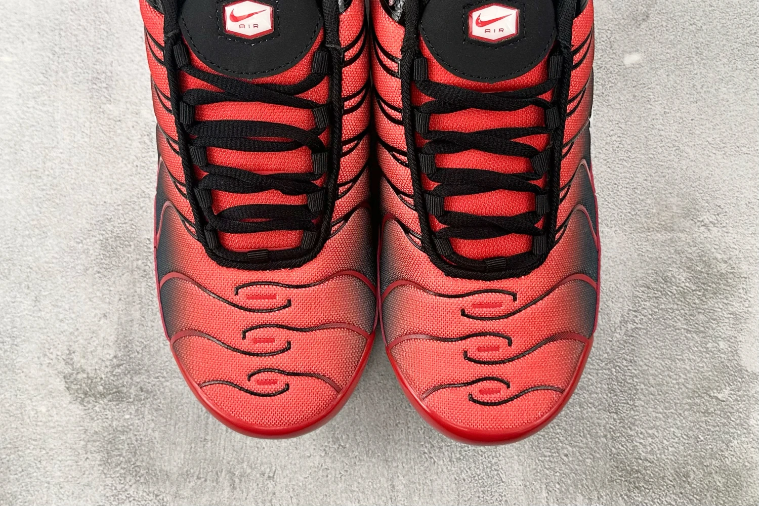 Nike Air Max Plus TN – Red / Black Gradient