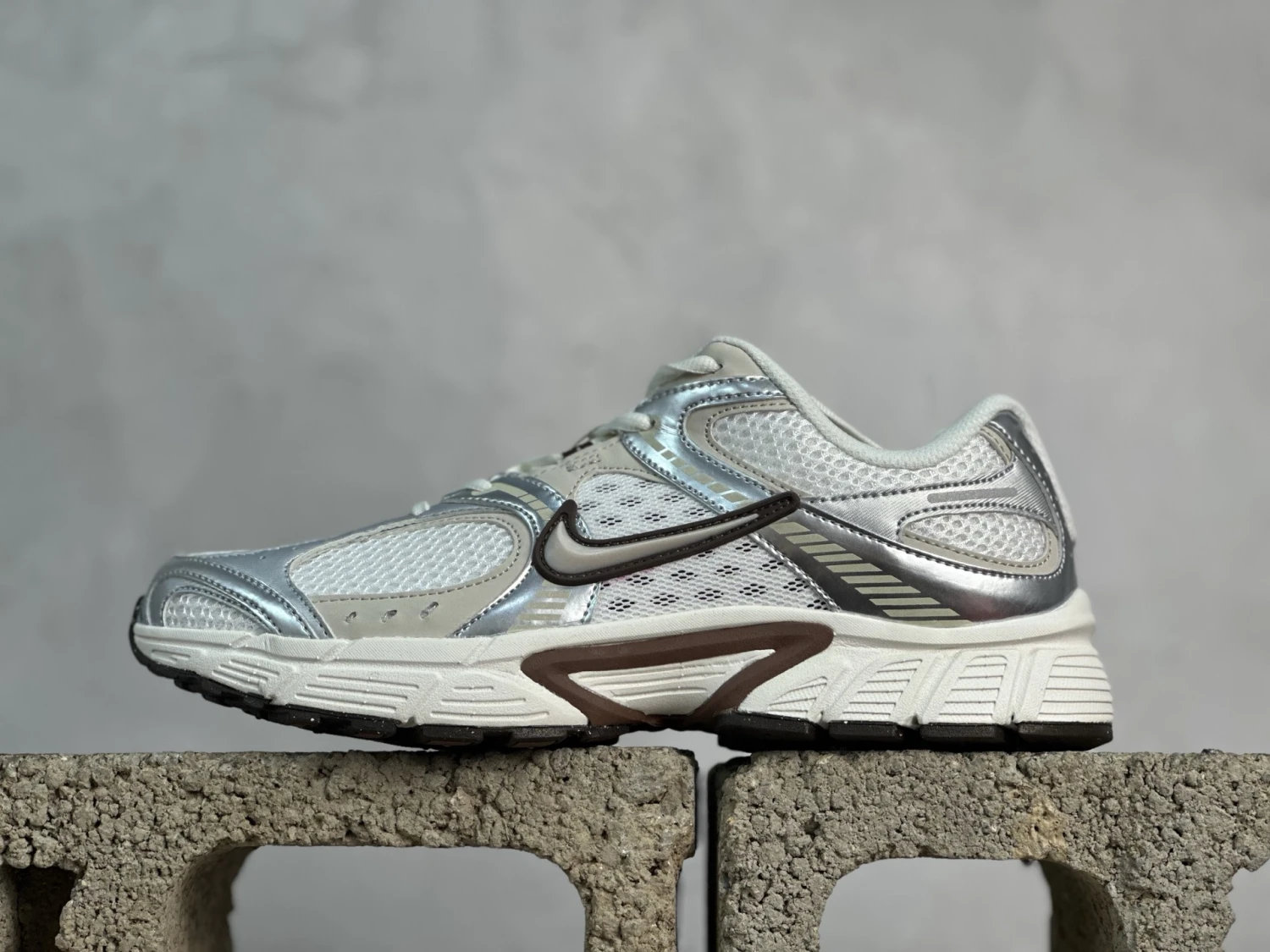 Nike Air Max Moto 2K – White, Metallic Silver & Brown