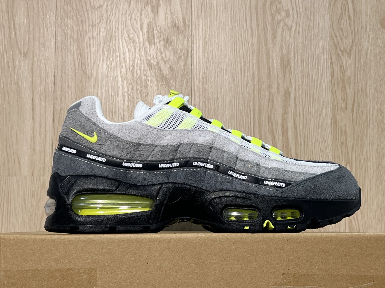Nike Air Max 95 – White / Wolf Grey / Neon Volt