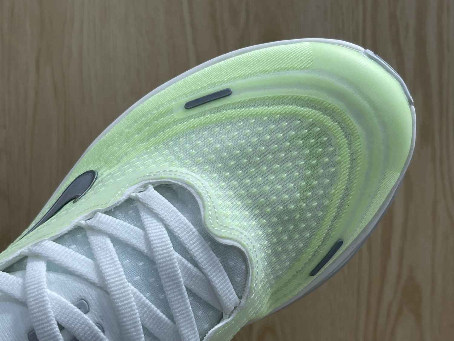 Nike Run Vomero Plus – White / Volt Green / Silver