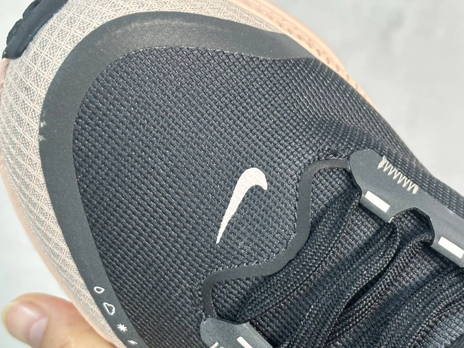 Nike Vomero 18 GORE-TEX – Black, White & Soft Peach