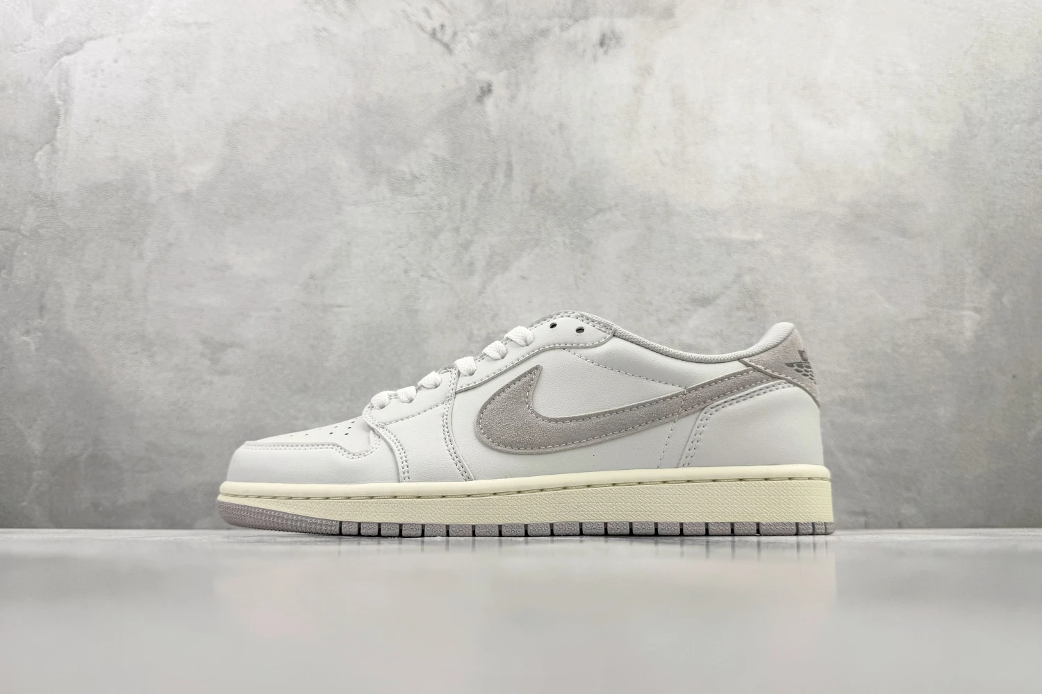 Nike Air Low Triple White